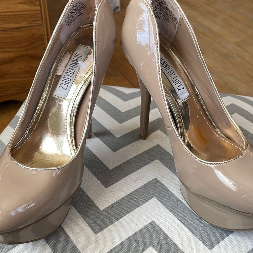 Jennifer Lopez nude pumps size 6